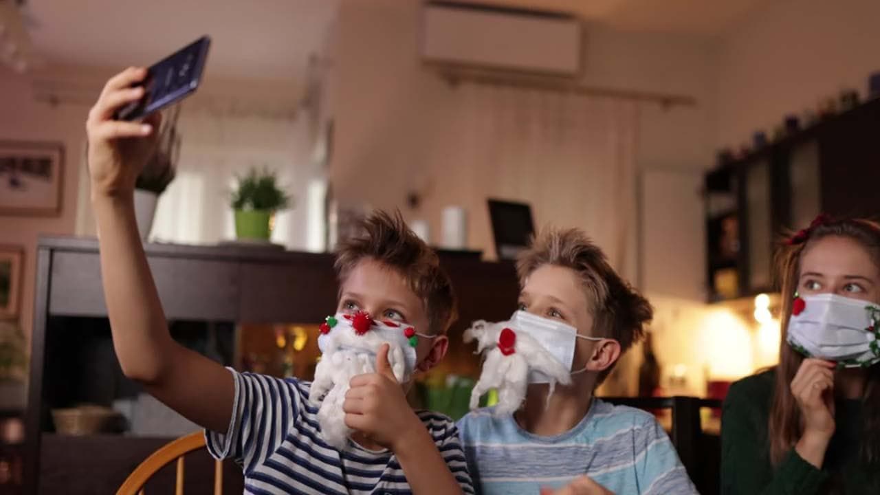Natale e contagi, i consigli dell'esperto per un pranzo sicuro: "Green Pass anche in famiglia"