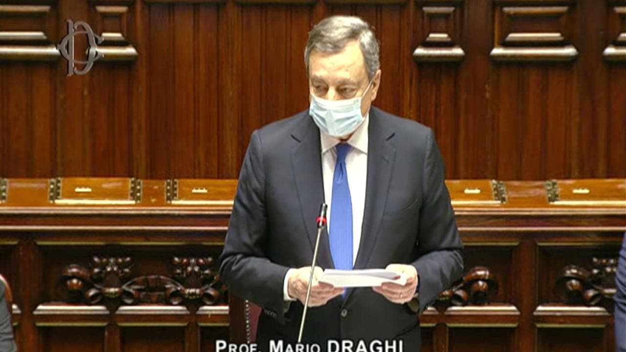 Omicron, Draghi: "Variante che ci impone massima cautela, ma ci avviciniamo al Natale più preparati"