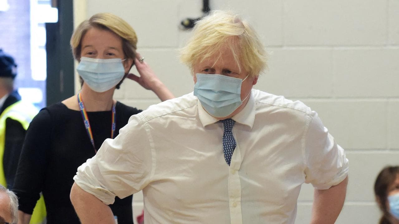 Covid a Londra, il premier Johnson: "La variante Omicron sarà presto prevalente"