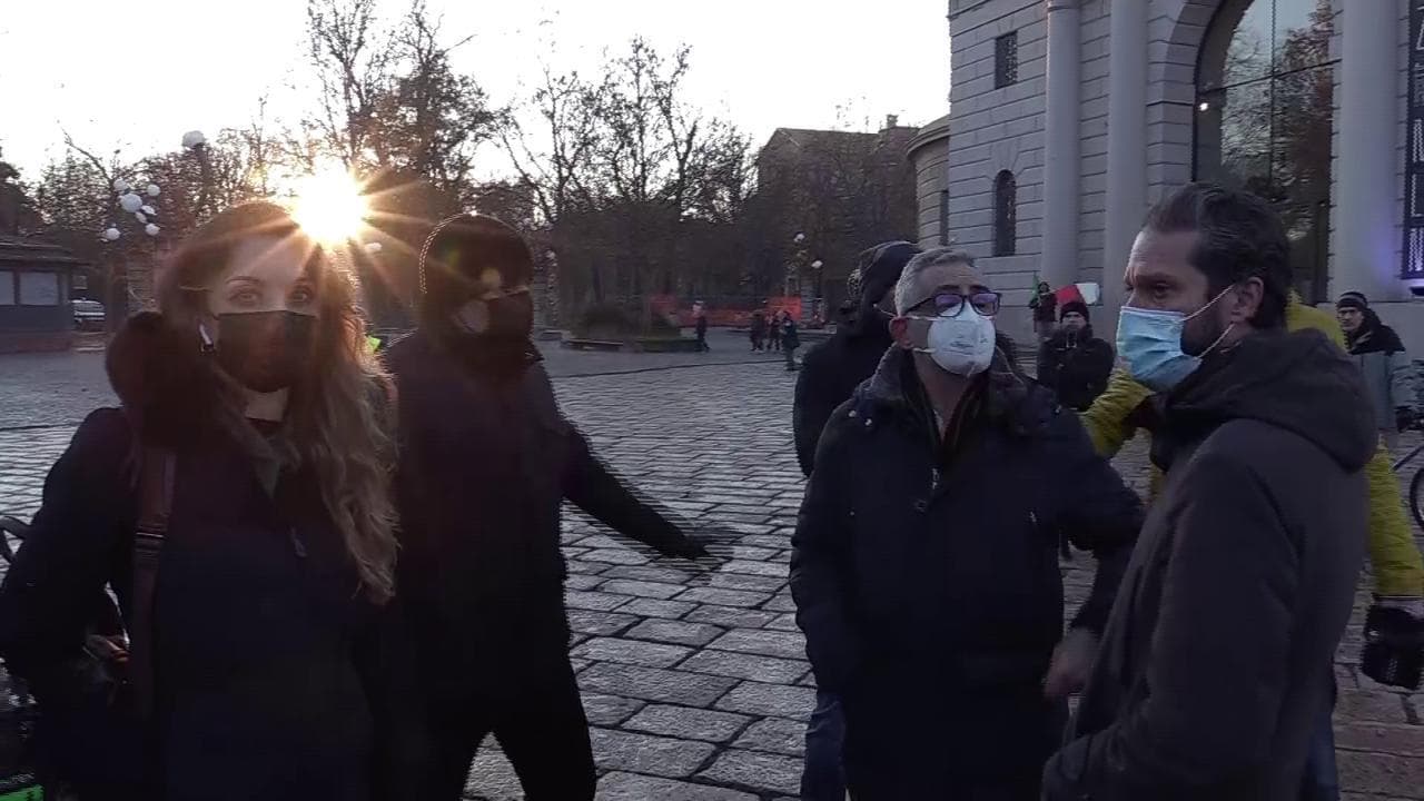 Milano, il virologo Pregliasco nella piazza dei No Vax: "Qui per capire, ma non ho convinto nessuno"
