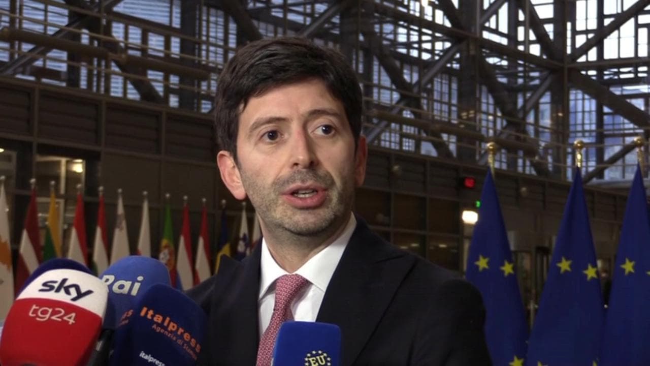 Covid, Speranza: "Vaccinazione per i bambini al via dal 16 dicembre"