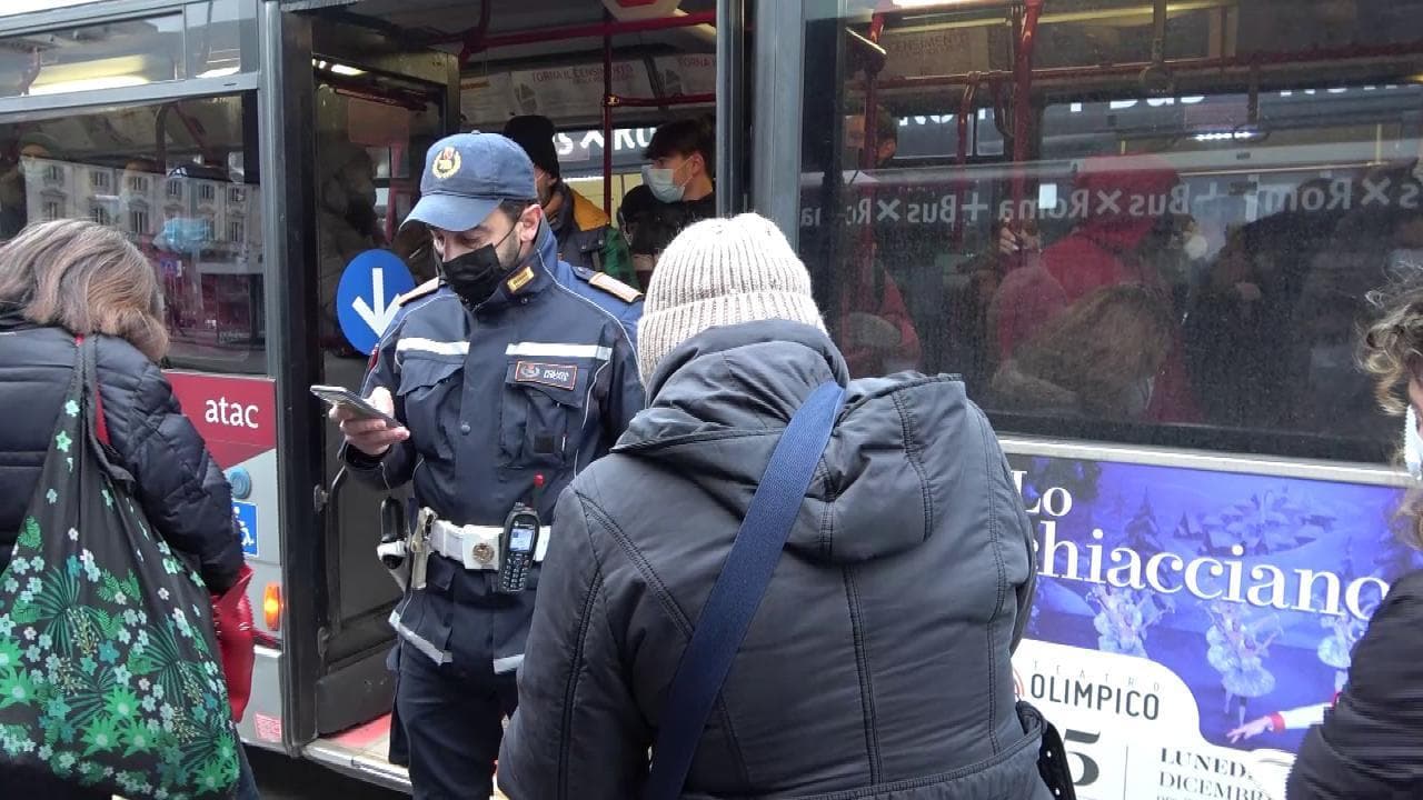 Green Pass, al via i controlli sui mezzi pubblici a Roma: "Tutto giusto, ma i bus sono strapieni"