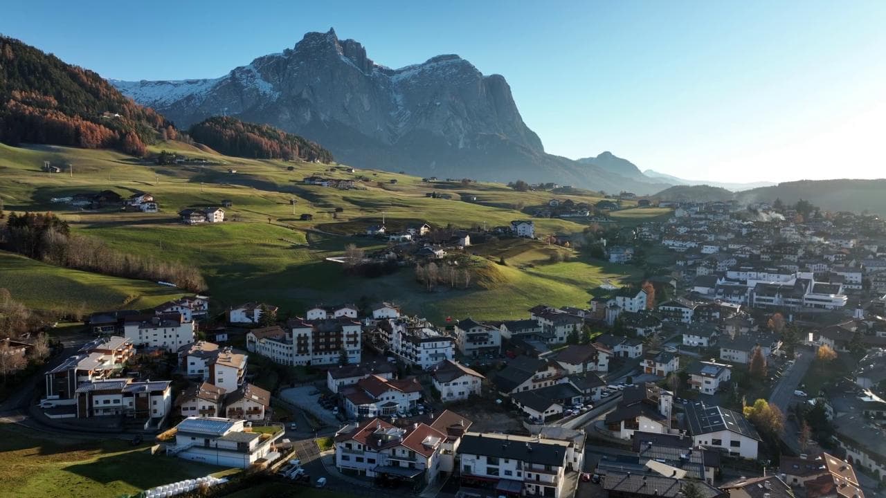 Alto Adige, in volo sopra la zona rossa: le strade deserte di Castelrotto viste dal drone