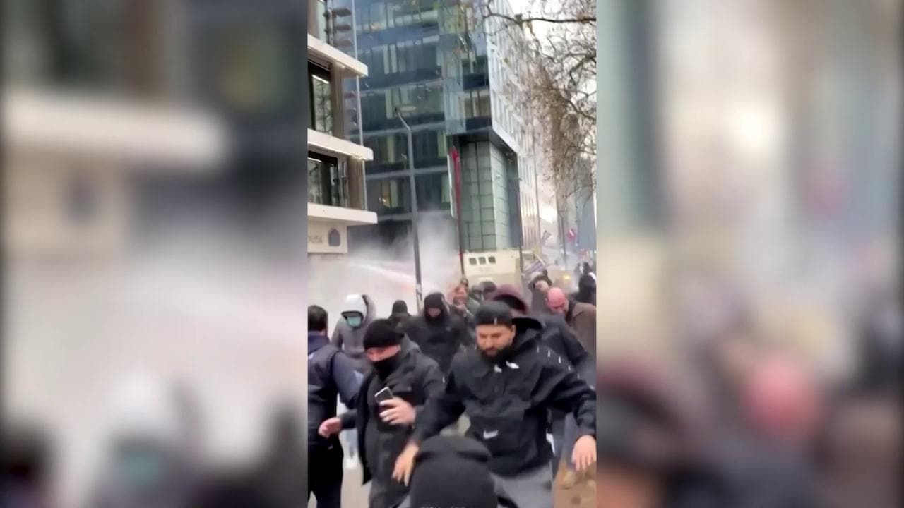Bruxelles, la polizia risponde con cannoni ad acqua al lancio di oggetti dei No Vax in marcia