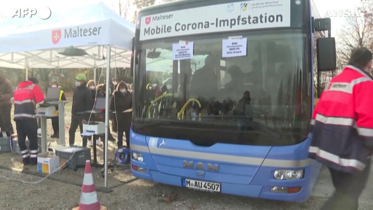 Coronavirus Germania, bavaresi in fila per la terza dose al "bus delle vaccinazioni"