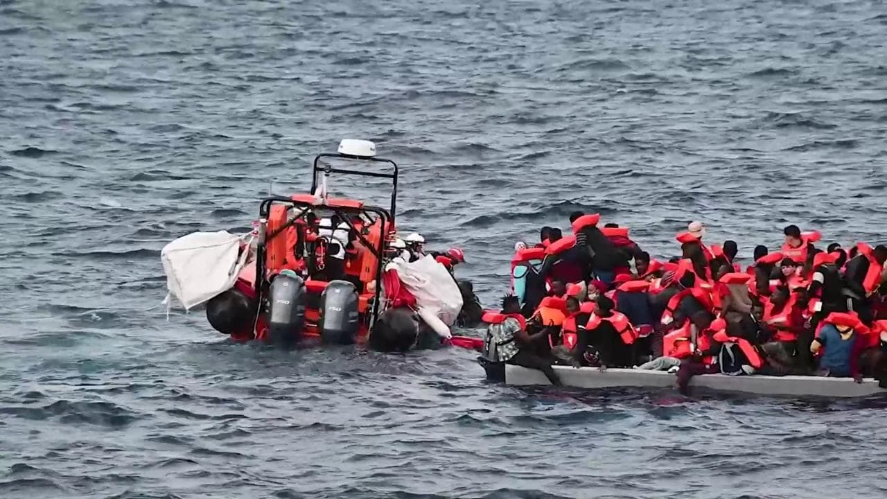 Il salvataggio dell'imbarcazione raggiunta dalla Geo Barents di Msf a 30 miglia dalla Libia