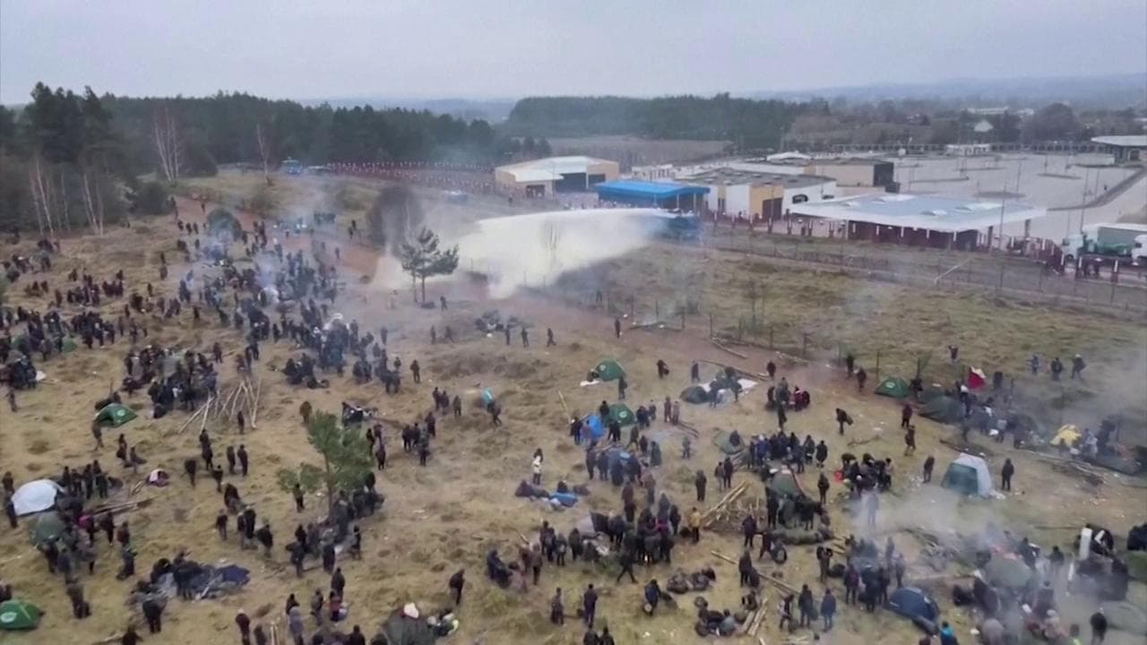 Polonia, cannoni ad acqua contro i migranti al confine con la Bielorussia