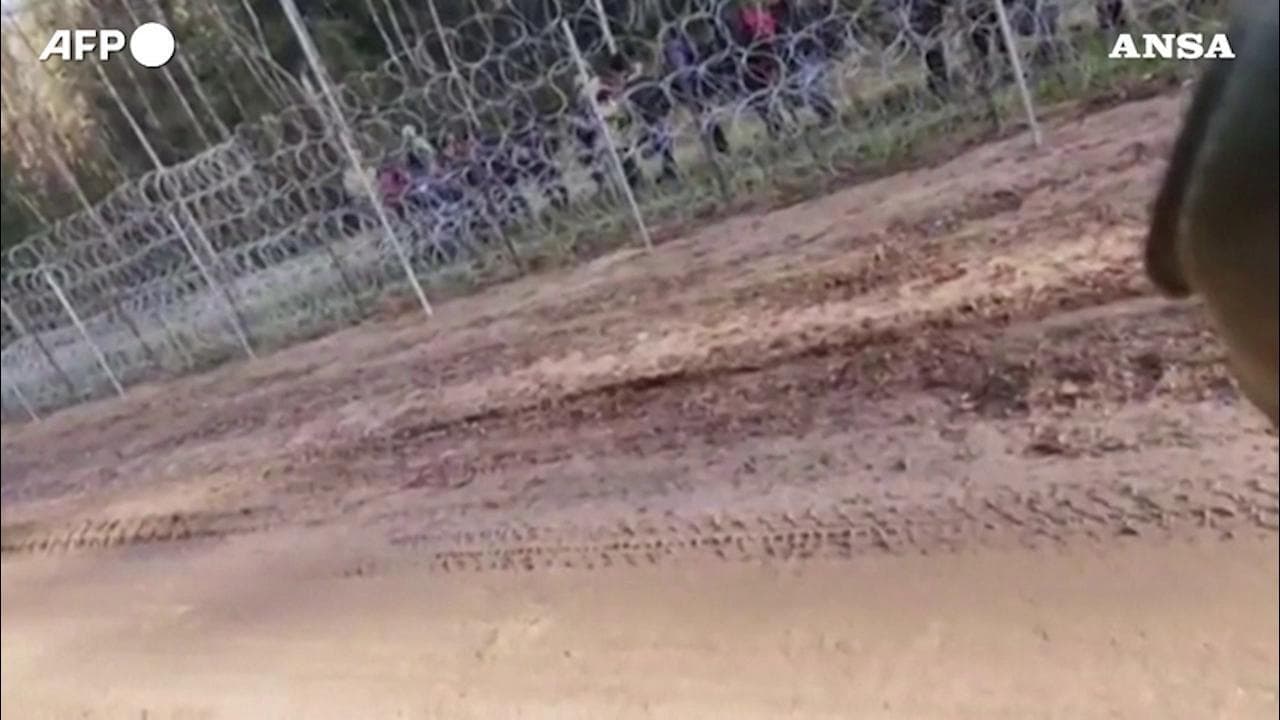 Scontri al confine bielorusso, la Polonia: "Spari intimidatori contro i migranti al confine"