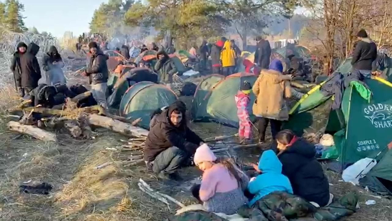 Polonia, al confine bielorusso l'attesa di migliaia di migranti: "Vogliamo andare in Germania"