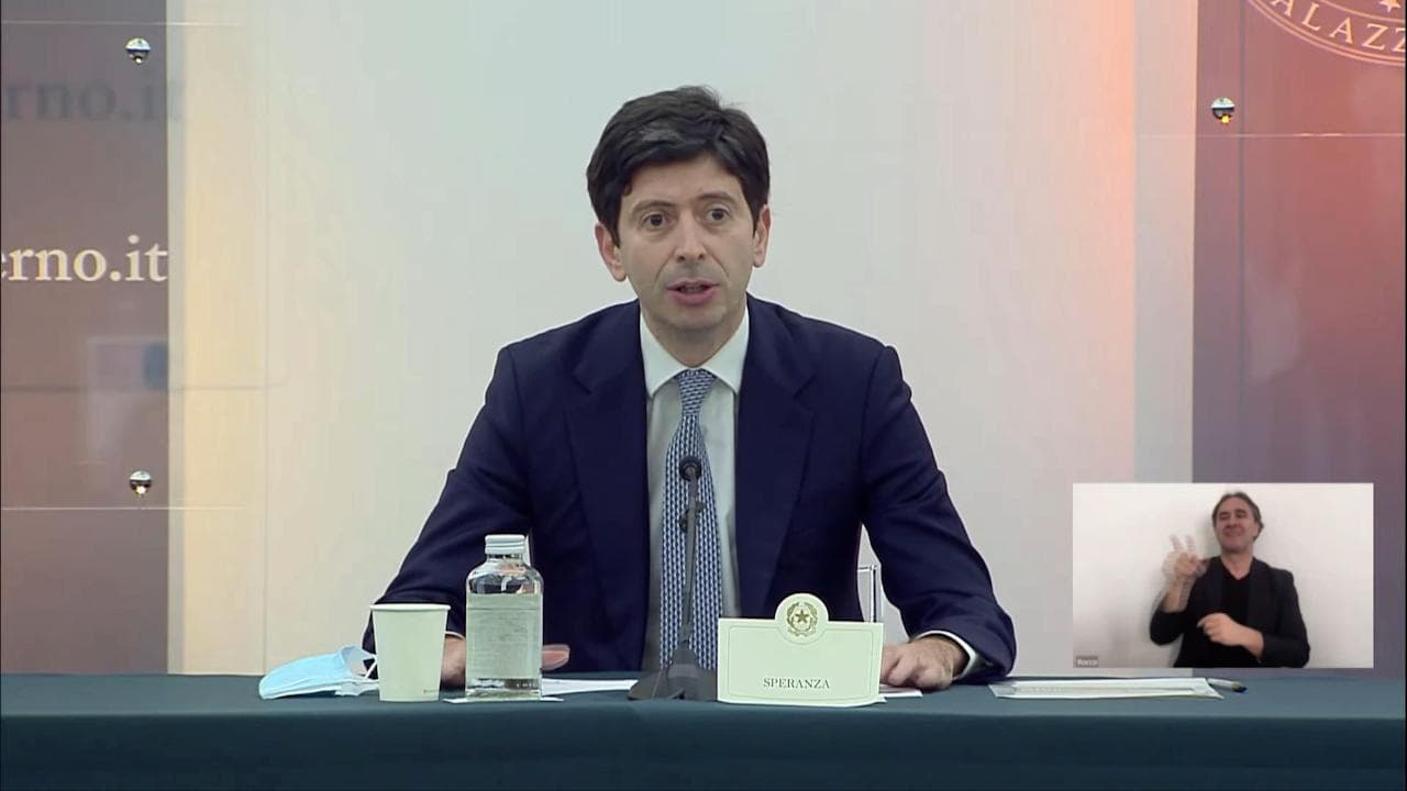 Covid, il ministro Speranza: "Accelerare sulle terze dosi del vaccino e recuperare sulle prime"