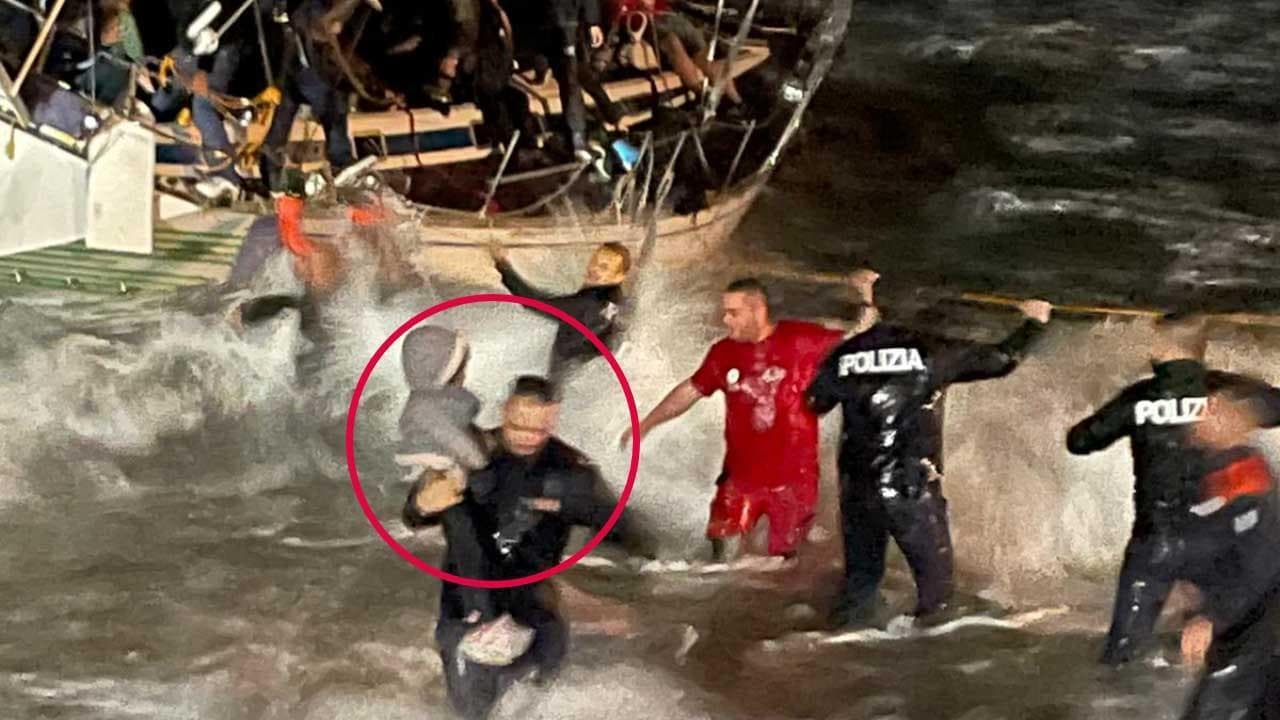 Crotone, 75 migranti bloccati su una barca: il salvataggio dei bambini nel mare in tempesta
