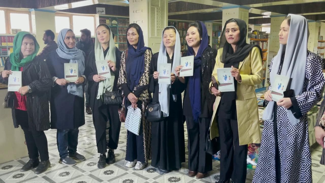 Kabul, il movimento delle donne afghane: "Sfidiamo i talebani leggendo libri in pubblico"