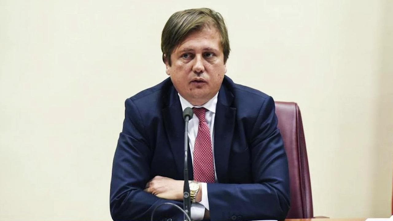 Vaccini, Sileri a Radio Capital: "Verosimilmente ci sarà una terza dose per tutti"