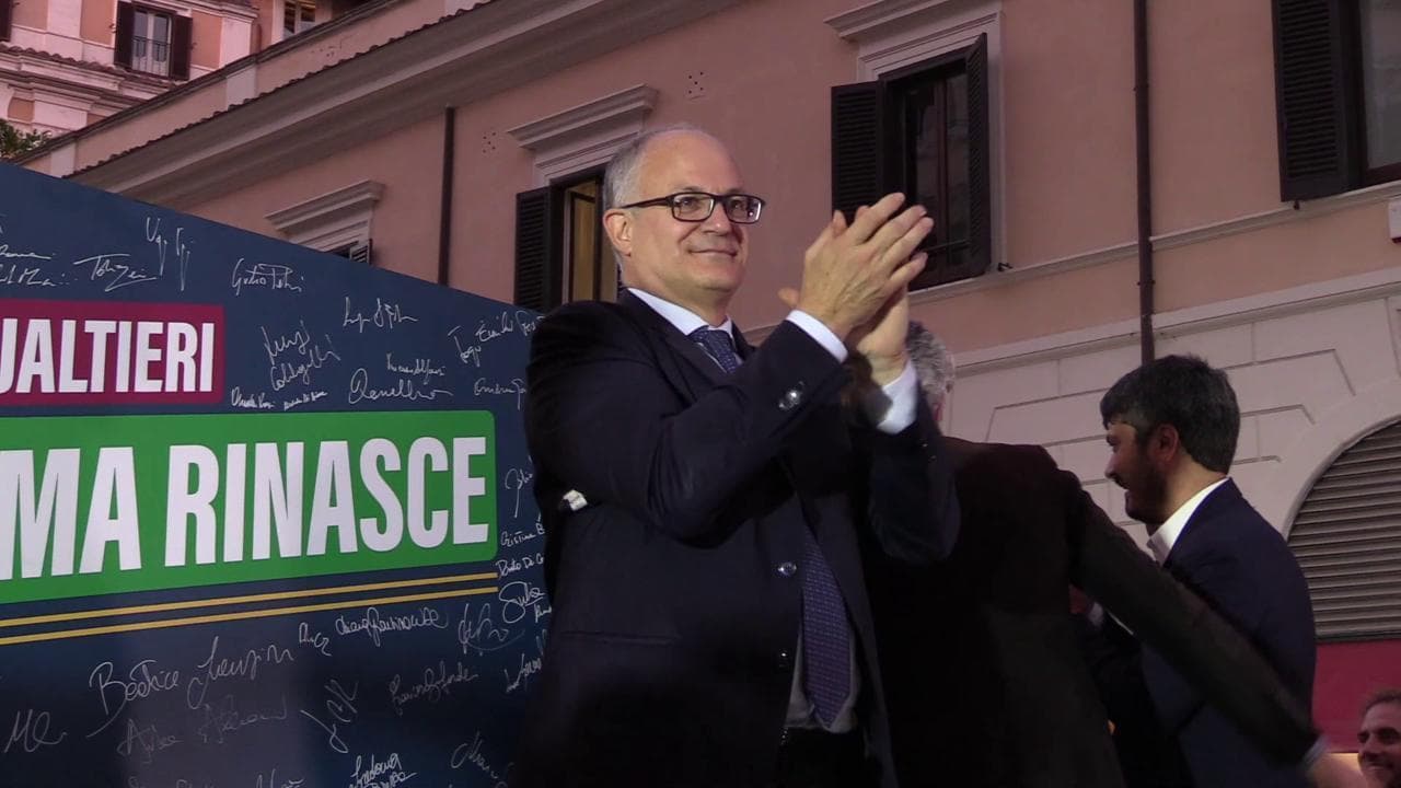 Comunali Roma, festa in piazza per Roberto Gualtieri: balli, corri e si chiude con "Bella ciao"