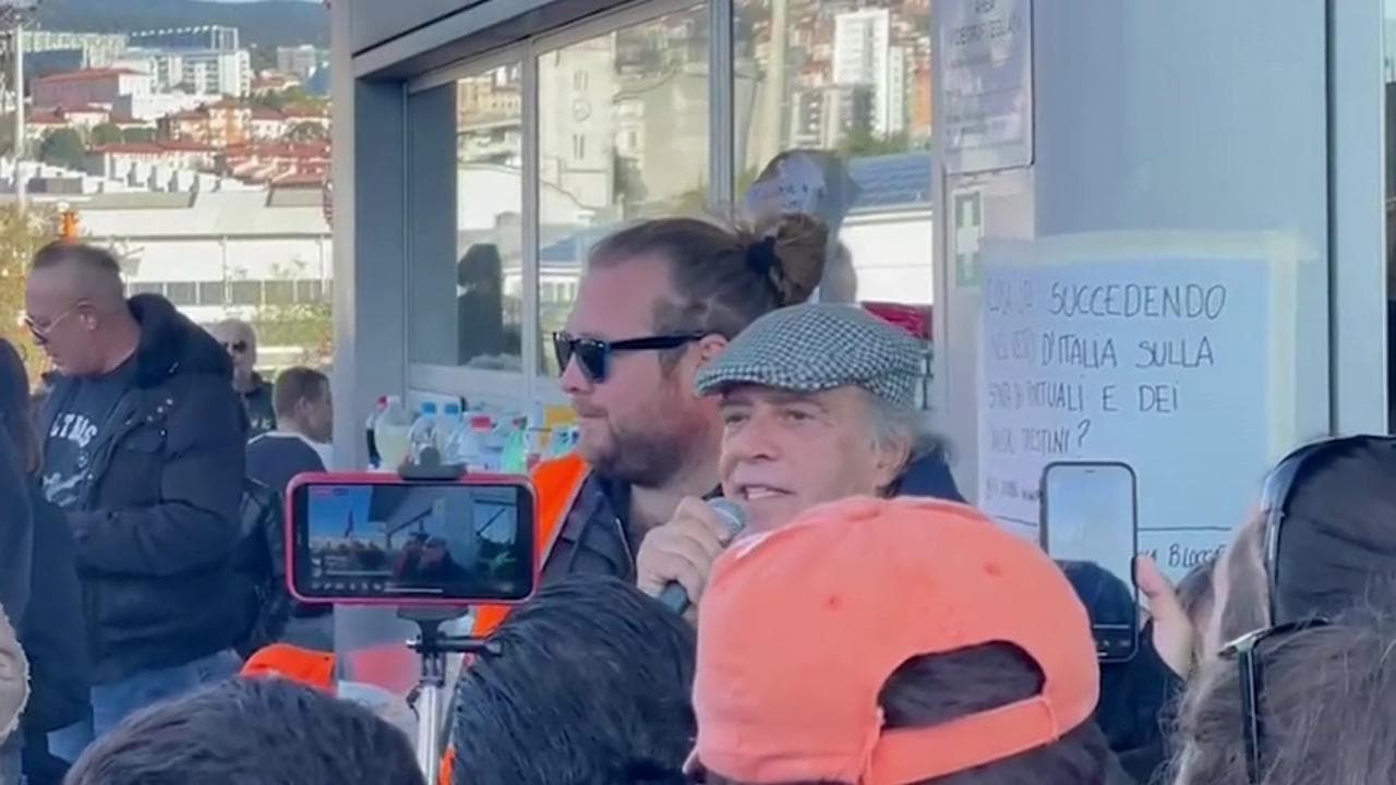 Trieste, Enrico Montesano al porto per la protesta contro il Green pass: "È una cosa inutile, che nulla ha a che vedere con la sanità"