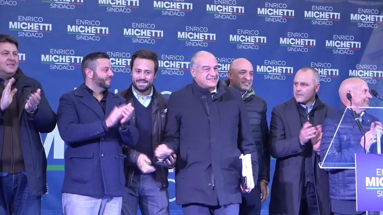 Ballottaggio a Roma, l'appello di Berlusconi al comizio di Michetti: "Votate, altrimenti non potrete lamentarvi della cattiva amministrazione"