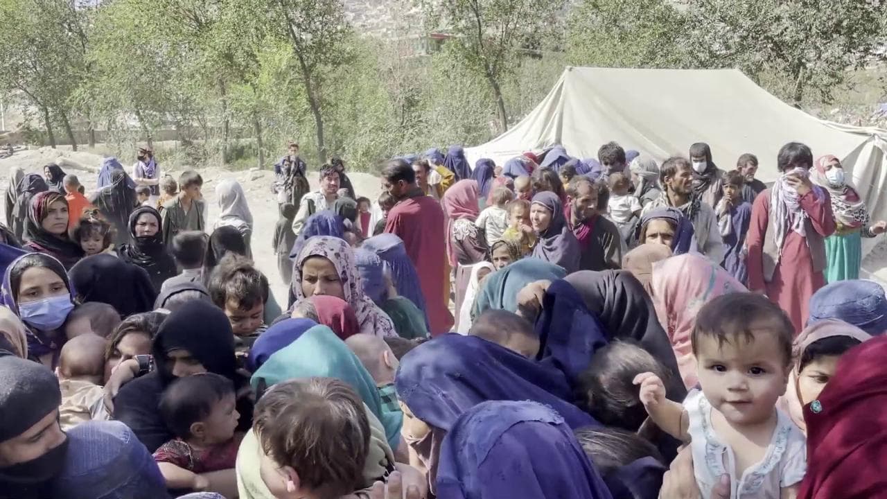 Afghanistan, nel campo sfollati alla periferia di Kabul: 1000 famiglie senza cibo e medicine