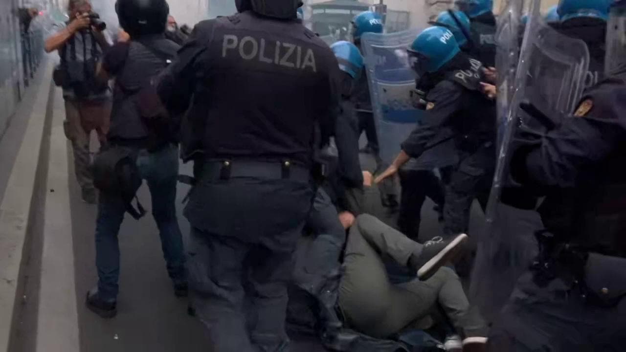 No Green Pass Roma, tensioni vicino Montecitorio: la polizia lancia lacrimogeni