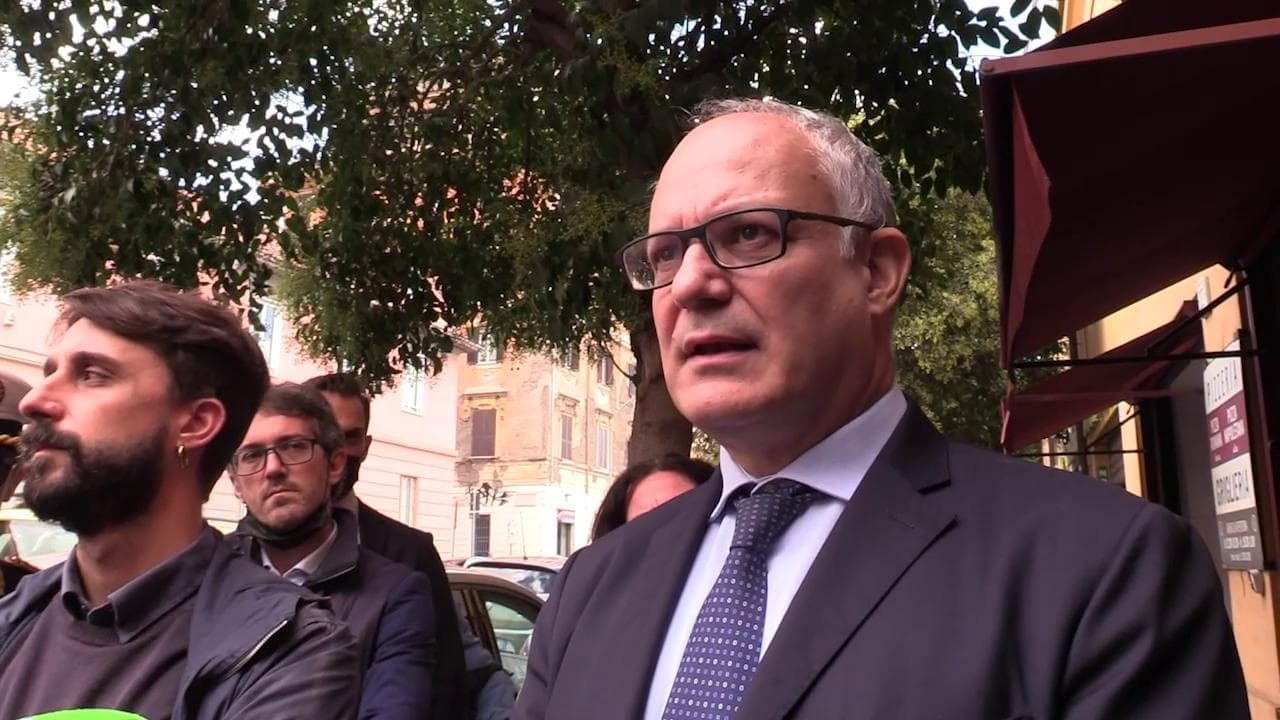 Comunali Roma, Gualtieri visita il Ponte di Ferro: "Calenda? Il suo sostegno sarebbe naturale"