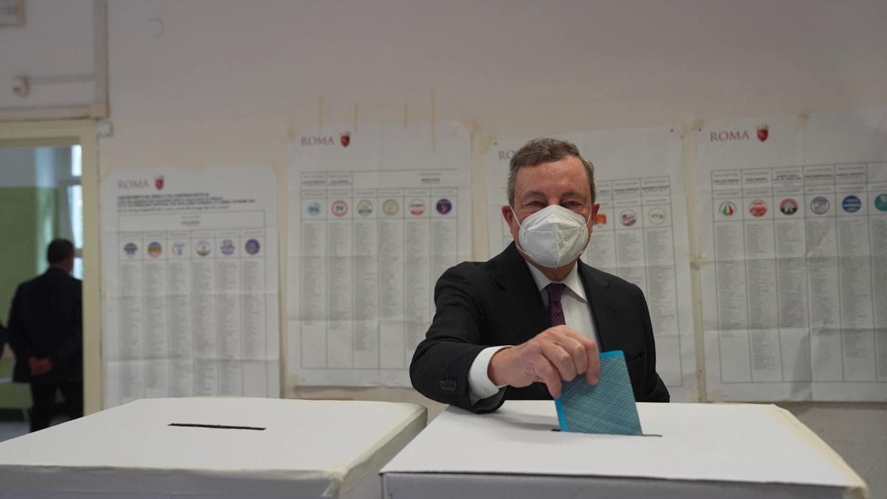 Roma, il voto di Mario Draghi in un liceo del centro