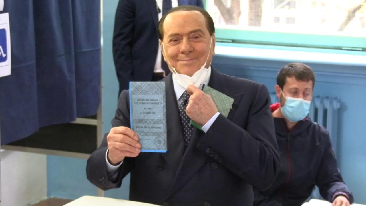 Milano, Berlusconi al seggio: "Va cambiato il sistema di scelta dei candidati del centrodestra"