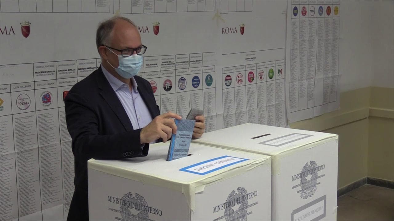 Roma, Gualtieri in fila al seggio per votare: "Grazie a presidenti, scrutatori e rappresentanti di lista"