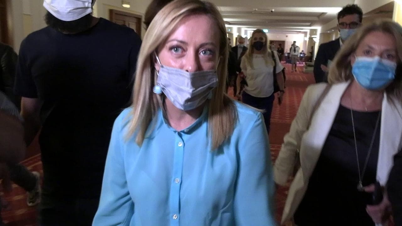 Aereo Meloni in ritardo, Salvini non l'aspetta. La Russa. "Sono due pazzi: uno scappa e l'altra arriva"