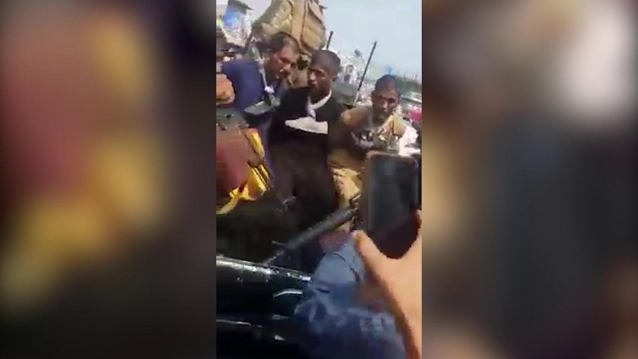 Kabul, l'inviato: "La gogna, ladri con latte e scarpe al collo trascinati in strada dai talebani"