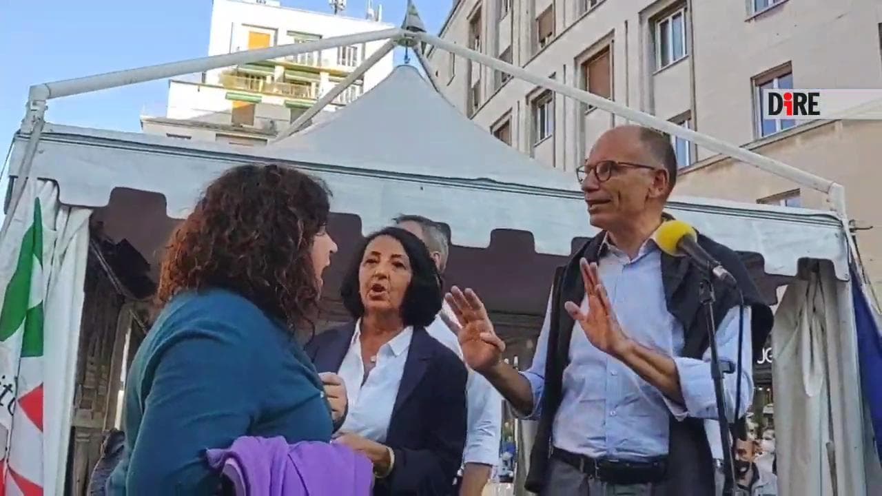 Trieste, contestatrice No Vax sale sul palco e interrompe il comizio di Letta: "Il vaccino è libertà?"