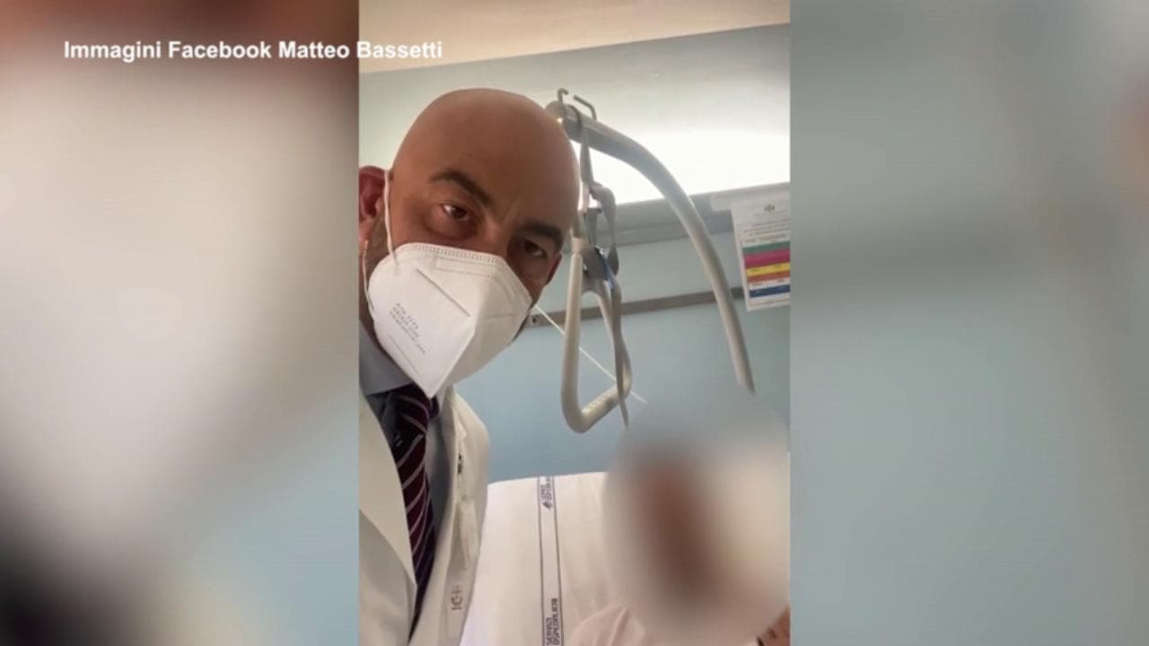 Covid, Bassetti pubblica l'appello di un uomo ricoverato: "Ho sbagliato, vaccinatevi"