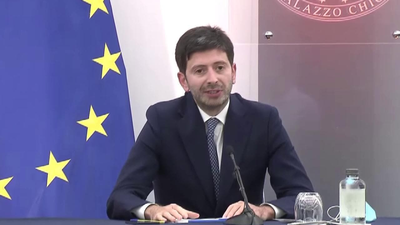 Speranza: "Green pass esteso a tutto il mondo del lavoro, test gratuiti solo per persone esenti"