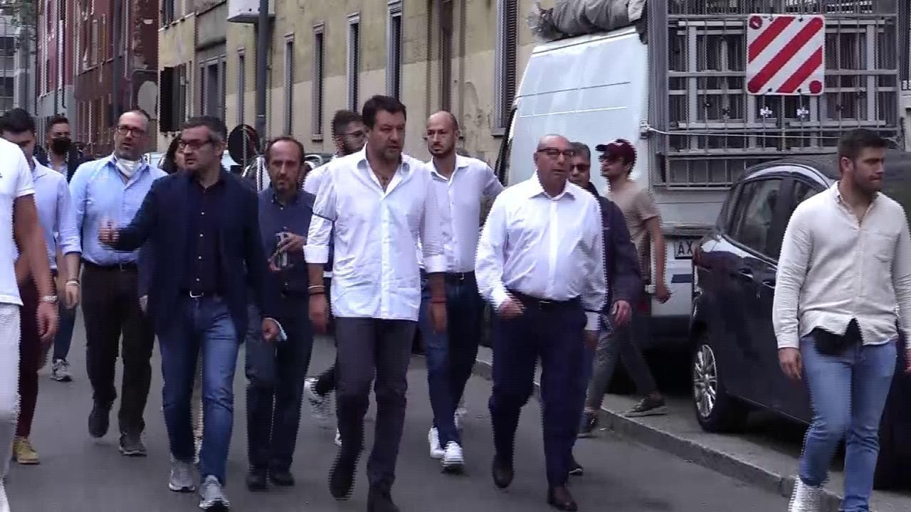 Milano, ai gazebo della Lega volantini di Salvini: il volto del candidato sindaco Bernardo non c'è
