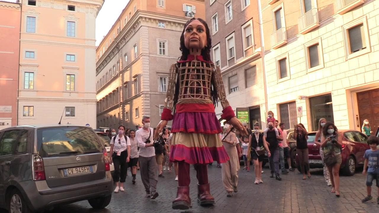 "The Walk with Amal", il viaggio di una bambola gigante di una bambina rifugiata