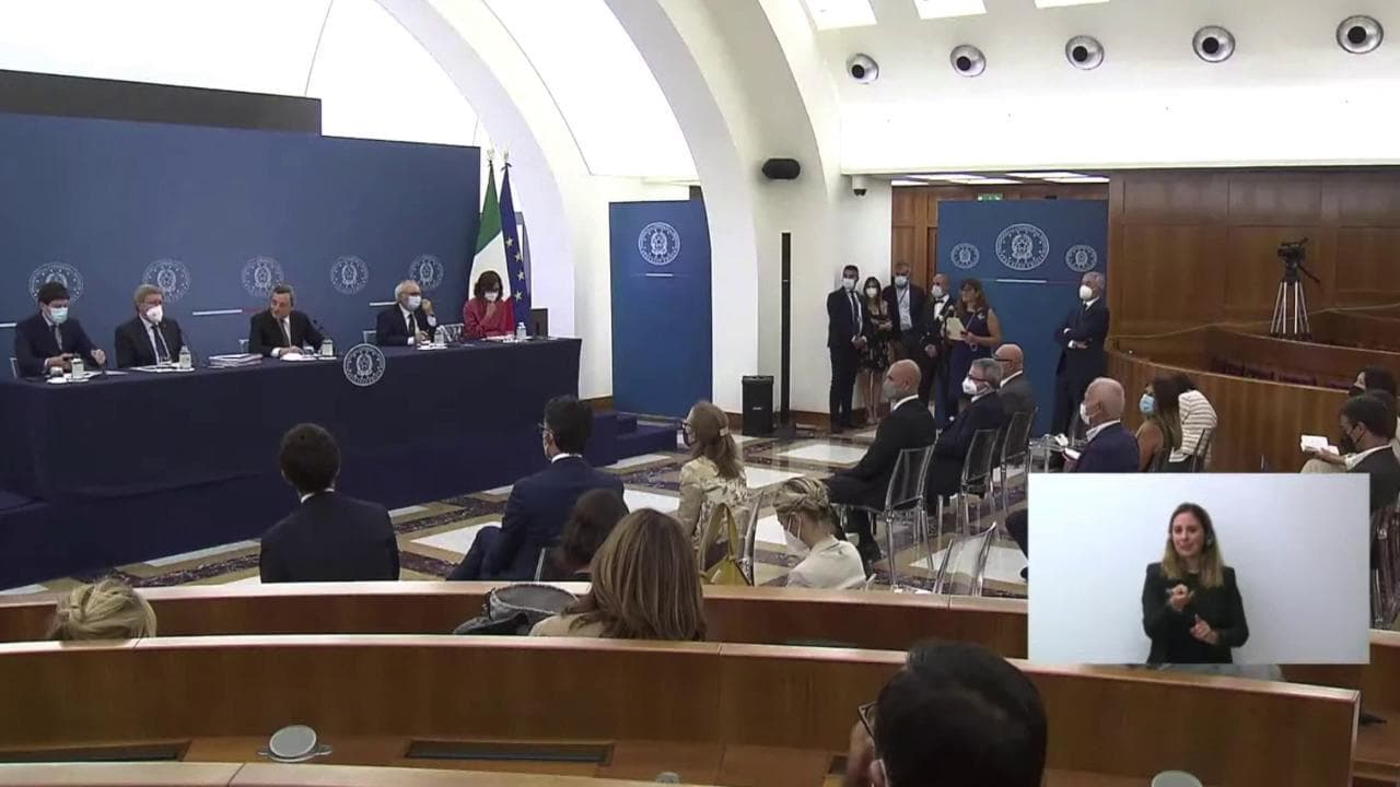 Covid, Draghi: "Sì a ipotesi obbligo vaccinale e terza dose per i più fragili"