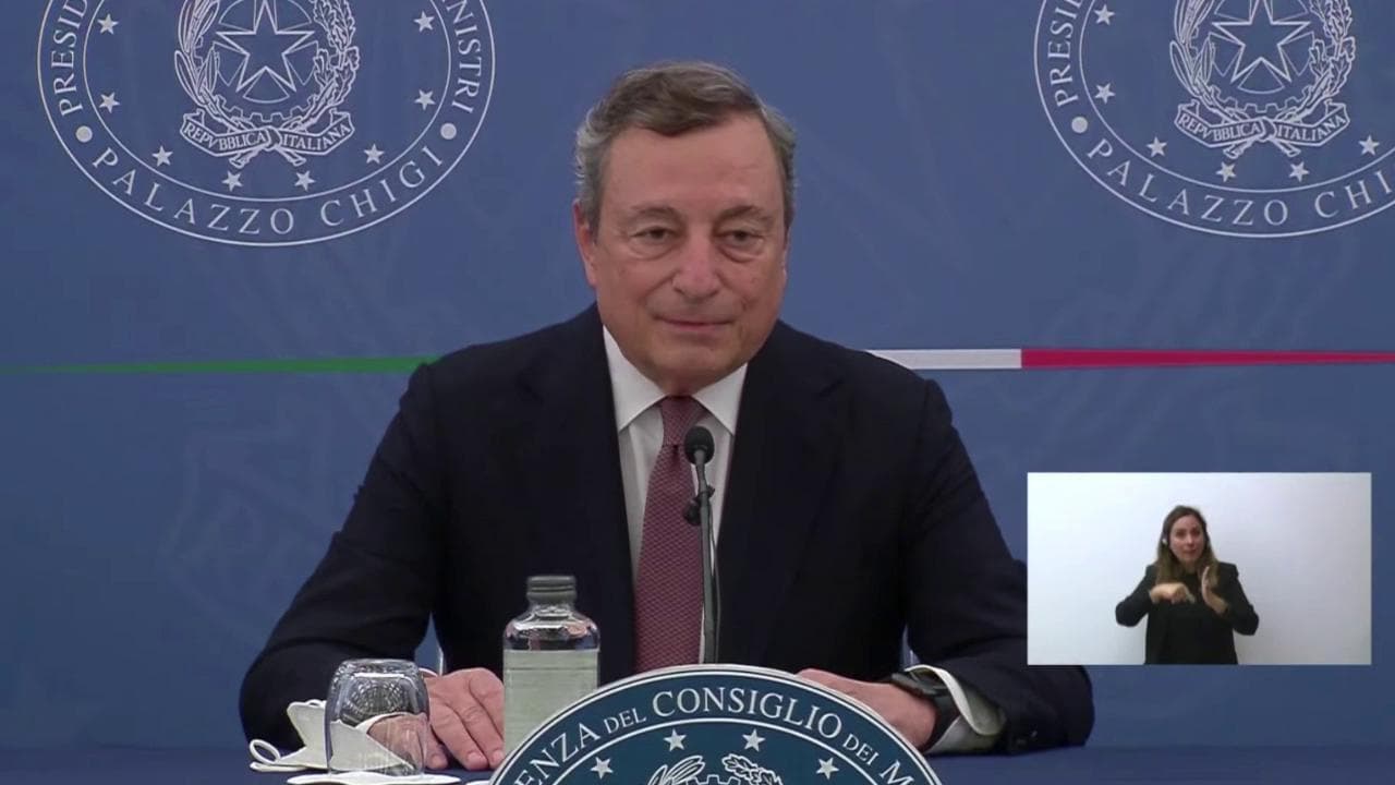 Draghi: "Odiosa e vigliacca violenza No Vax. Piena solidarietà a chi è stato colpito"