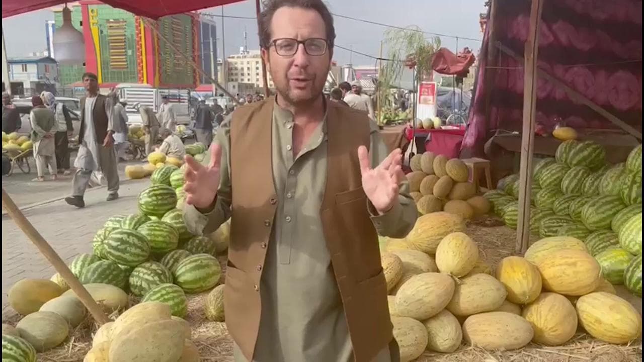 Kabul nel primo giorno senza americani, aeroporto vuoto e mercato pieno: "Ci aiuterà Allah"