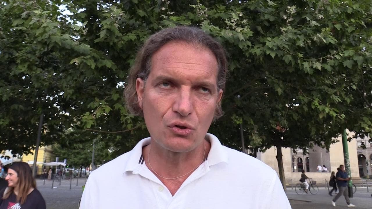 No Green Pass, senatore M5s dopo attacco a gazebo: "Forze dell'ordine se ne sono andate"