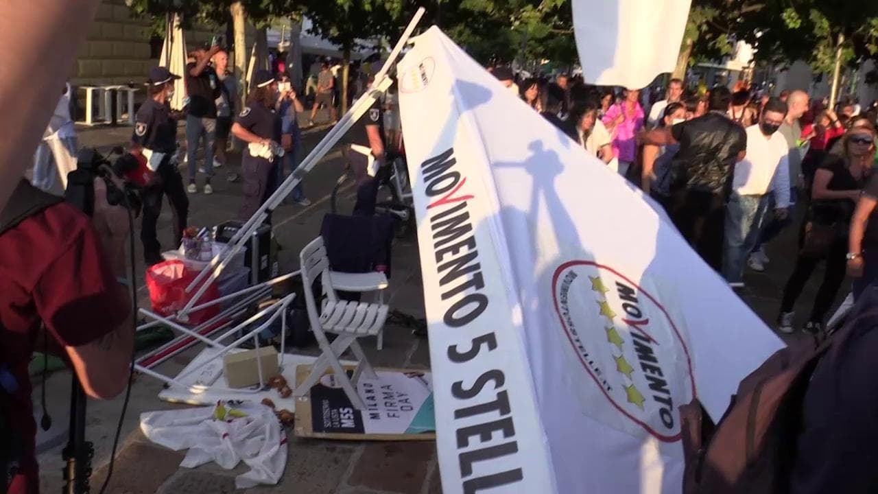 Milano, i no green pass devastano gazebo dei 5 Stelle tra insulti e minacce
