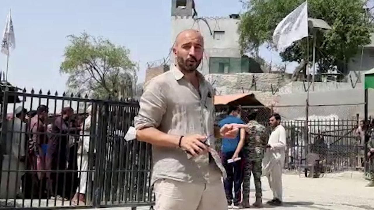 Alla frontiera coi talebani, Tonacci: "Duemila afghani al giorno lasciano il Pakistan per tornare a casa"