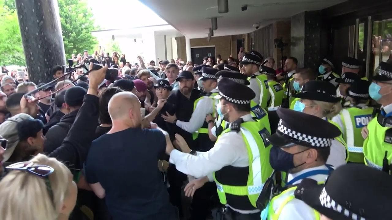 Londra, i No vax assaltano la sede della Bbc: lo scontro con la polizia