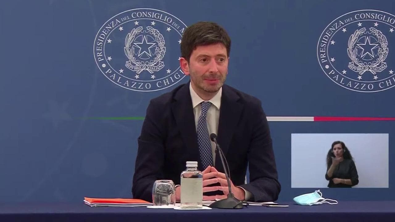 Green pass, Speranza: "Esteso utilizzo in maniera significativa, anche per ristorazione al chiuso"