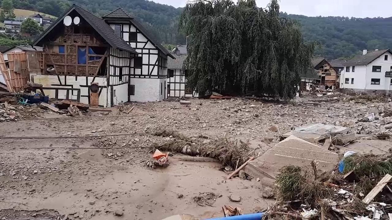 Germania: la rabbia della natura a Schuld, straziata dal maltempo