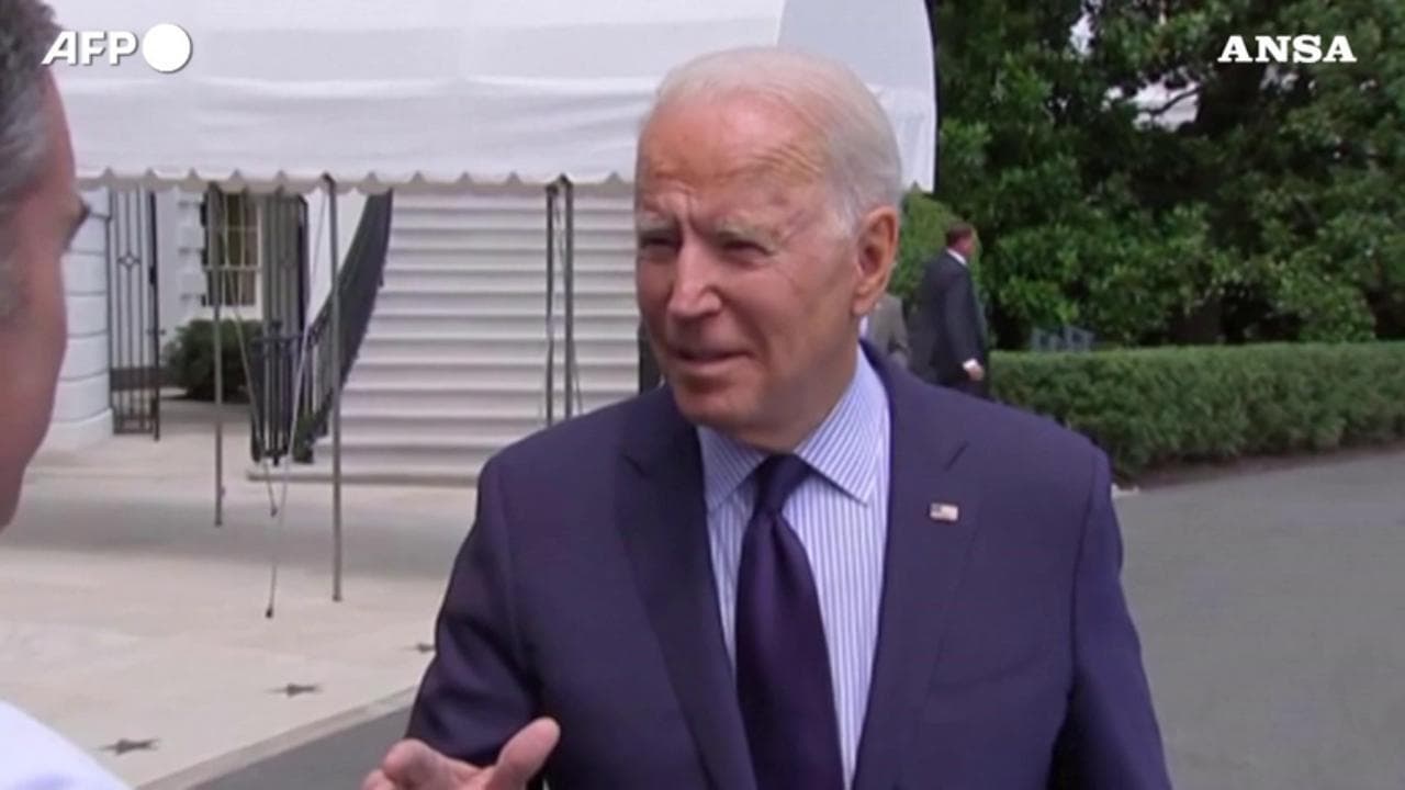 Covid, Biden durissimo contro i social: "Stanno uccidendo le persone con la disinformazione"