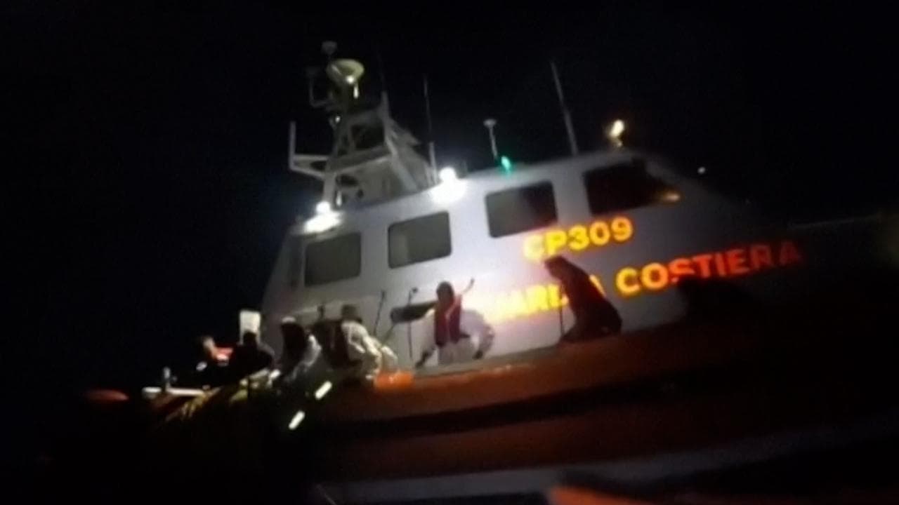 Migranti, naufragio al largo di Lampedusa: i soccorsi della guardia costiera