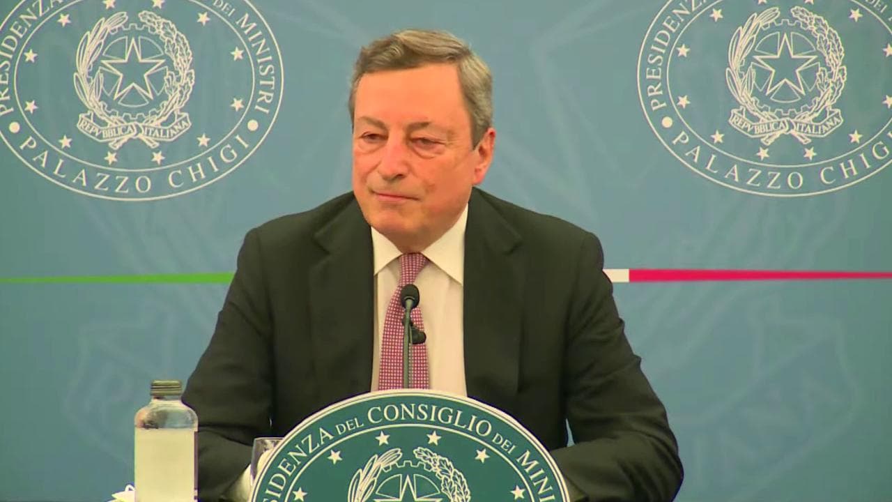 Vaccini, Draghi: "Io farò l'eterologa, ma chi vuole è libero di fare la seconda dose di Astrazeneca"