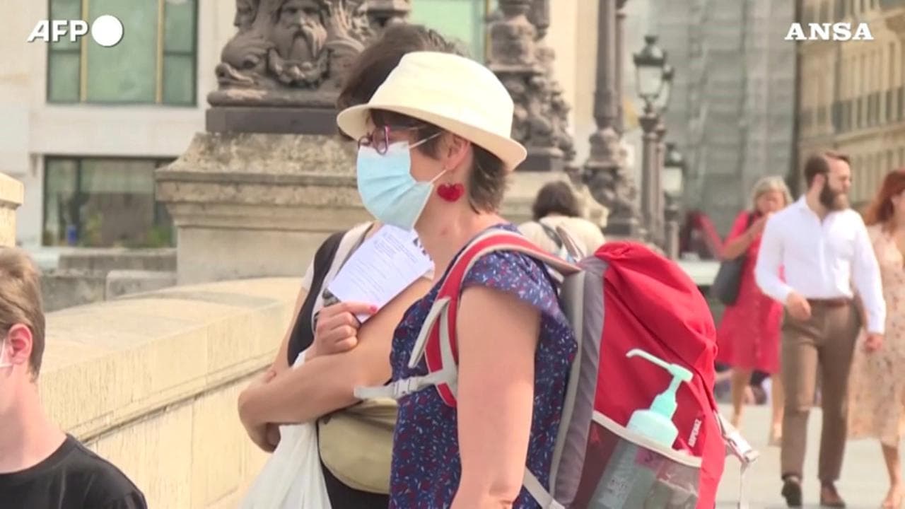 Coronavirus, in Francia via la mascherina all'aperto: ma c'è chi ancora continua a indossarla