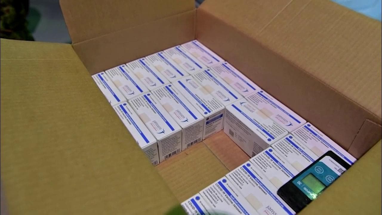 Coronavirus, arrivate a Pratica di Mare 370mila dosi del vaccino Johnson&Johnson