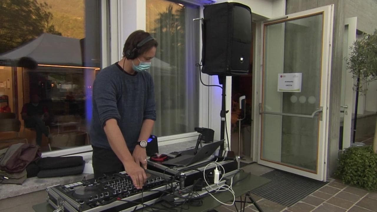Bolzano, rave con vaccino: 18enni ricevono Astrazeneca a ritmo di musica
