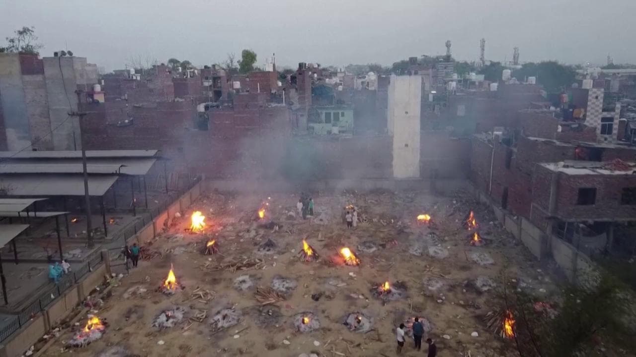 Covid, a Nuova Delhi sepolture di massa e cremazioni improvvisate: le immagini dal drone