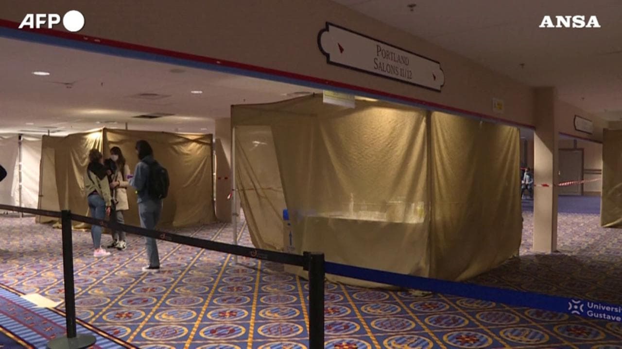 Parigi, un hub vaccinale anche a Disneyland